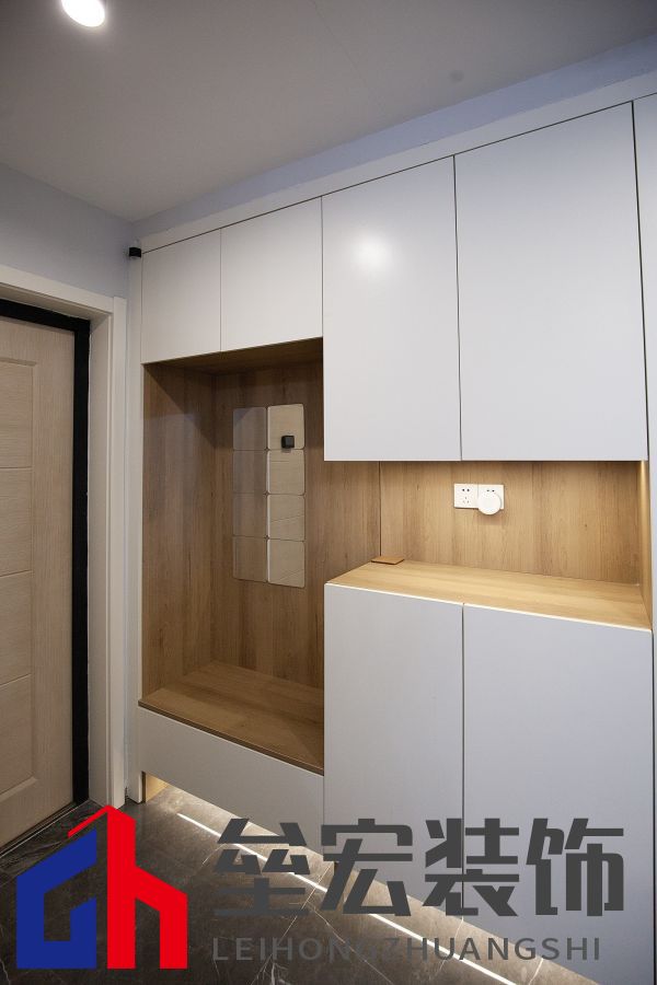 白色、木色與黑色演繹同一空間下的不同格調(diào)！