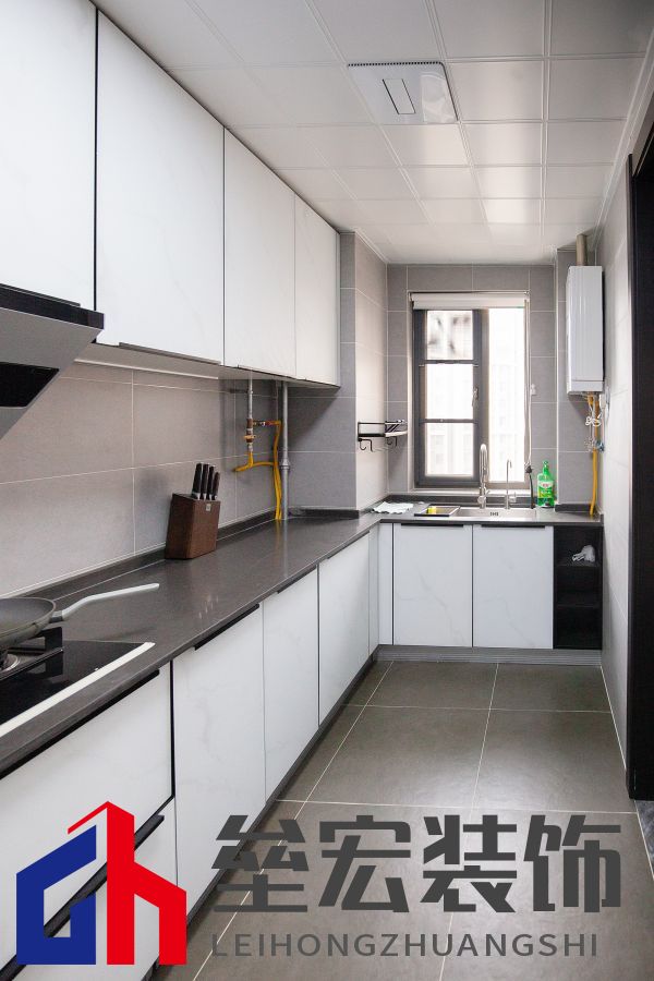 白色、木色與黑色演繹同一空間下的不同格調(diào)！