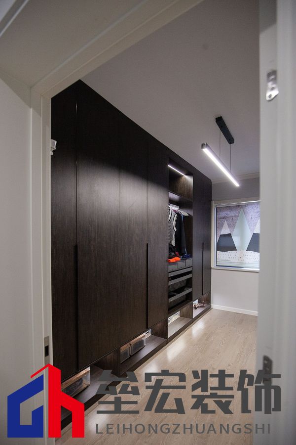 白色、木色與黑色演繹同一空間下的不同格調(diào)！