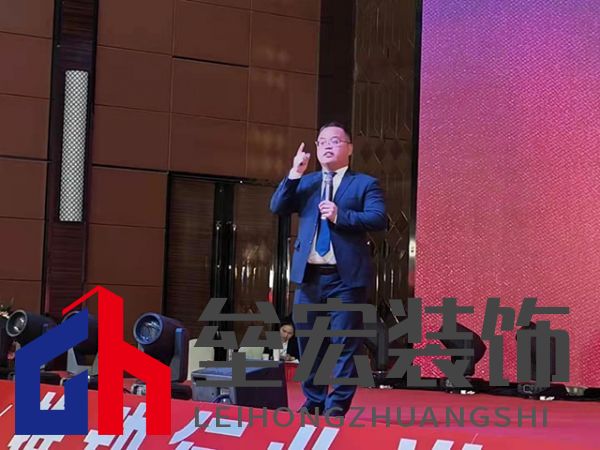 隨后，航邦衛(wèi)浴華中區(qū)營(yíng)銷總監(jiān)陳喜杰先生就2022年?duì)I銷動(dòng)向展開(kāi)陳述。今年?duì)I銷層面將延續(xù)具有攻擊性和高密度的營(yíng)銷政策，確保航邦在各地終端的絕對(duì)優(yōu)勢(shì)不動(dòng)搖。讓更多的消費(fèi)者，以更少的預(yù)算，用上更加優(yōu)質(zhì)的衛(wèi)浴產(chǎn)品，用超高的性價(jià)比助力廣大青年群體實(shí)現(xiàn)高品質(zhì)的“新居夢(mèng)”。