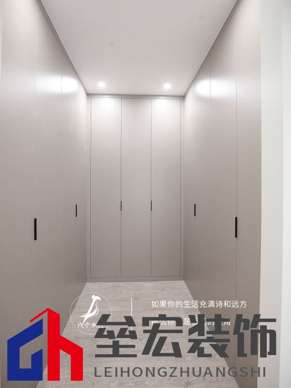 103㎡三居室一門到頂?shù)囊鹿裨O(shè)計(jì)，簡(jiǎn)約又溫馨