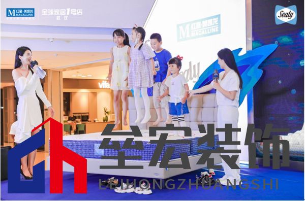  何姿現(xiàn)場(chǎng)邀請(qǐng)小朋友在絲漣“曜“上體驗(yàn)跳水起跳動(dòng)作