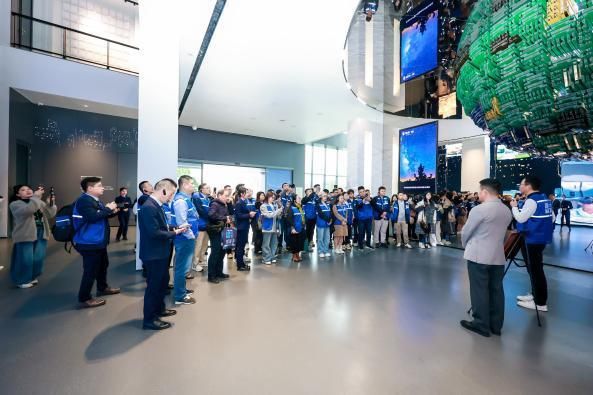 走進(jìn)標(biāo)桿工廠，探尋皇派門(mén)窗行業(yè)領(lǐng)跑方程式