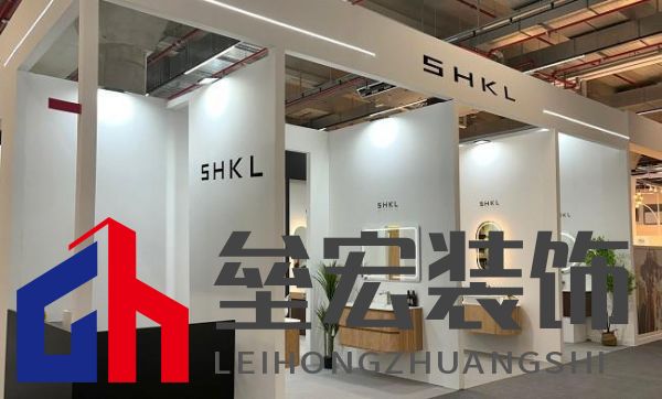 詮釋法蘭克福展，以東方美學(xué)演繹“品牌出?！毙路妒?></p><p>法蘭克福展(ISH)</p><p>全球衛(wèi)浴產(chǎn)業(yè)的“奧林匹克”舞臺(tái)</p><p>法蘭克福展自1960年創(chuàng)辦以來，始終引領(lǐng)衛(wèi)浴行業(yè)的技術(shù)革新與設(shè)計(jì)潮流。本屆展會(huì)以“為可持續(xù)未來尋找解決方案”為主題，聚焦推動(dòng)環(huán)保型供熱、水資源合理利用和潔凈空氣等衛(wèi)生設(shè)施和暖通空調(diào)行業(yè)發(fā)展的關(guān)鍵議題，匯聚50余個(gè)國家的兩千余個(gè)參展商。展會(huì)展出的最新技術(shù)與產(chǎn)品，將成為全球衛(wèi)浴行業(yè)趨勢的風(fēng)向標(biāo)。</p><p>心海伽藍(lán)2025年戰(zhàn)略：品牌出海是重要一步</p><p>作為中國高端全衛(wèi)定制品牌，心海伽藍(lán)在2025年戰(zhàn)略中，將品牌出海作為重要發(fā)展方向之一。通過參加國際知名展會(huì)、拓展海外市場、建立海外銷售渠道等方式，心海伽藍(lán)正加快構(gòu)建起全球化的市場布局，此次法蘭克福展會(huì)，正是心海伽藍(lán)踐行這一戰(zhàn)略的重要一步。</p><p></p><p><img src=