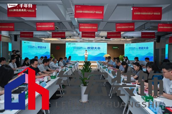 一群人站在桌子邊 AI 生成的內容可能不正確。